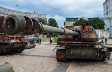 Yanmış ve ezilmiş Rus kendinden güdümlü howitzer 152 mm Msta-S Ukrayna 'daki savaş sırasında yok ediyordu.