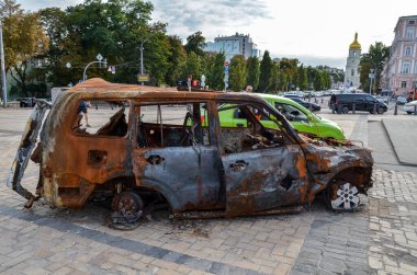 Rus askerleri tarafından vurulan sivil bir araba. Ukrayna 'da Savaş 