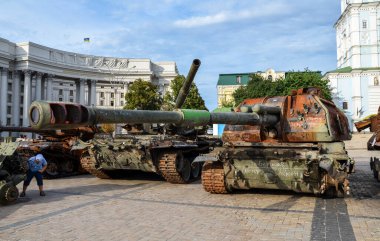 Yanmış ve ezilmiş Rus kendinden güdümlü howitzer 152 mm Msta-S Ukrayna 'da doring savaşını yok ediyordu.