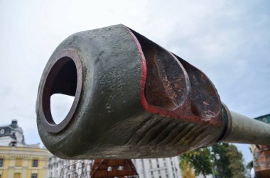 Ukrayna 'nın savaş alanlarında imha edilen 2S19 Msta güdümlü Rus havan topu, ezilmiş askeri teçhizatın bir parçası olarak görülüyor.