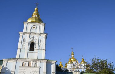Mavi gökyüzü arka planında Aziz Michaels Altın Kubbe Manastırı 'nın parlak altın kupaları. Kyiv, Ukrayna