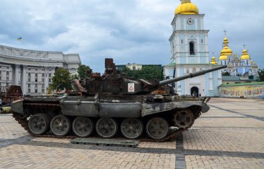 T-90A ana savaş tankı (Rus Federasyonu) Ukrayna Silahlı Kuvvetleri tarafından Ukrayna 'nın başkenti Kyiv' deki imha edilmiş Rus askeri teçhizatının sergilendiği sergide imha edildi.
