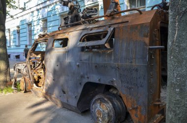 Ukrayna 'daki savaş sırasında Rus işgalcilerin zırhlı aracı Tigr-M' nin arka görüntüsü.