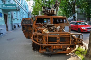 Ukrayna 'daki savaş sırasında Rus Tigr-M piyade araçları yakıldı ve imha edildi.