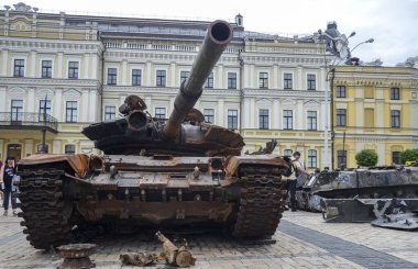 Kyiv 'in merkezindeki imha edilmiş Rus zırhlı araçları sergisinde yanmış T-72B tankı.