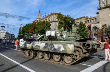 Kyiv 'deki Khreshhatyk Caddesi' nde, Ukrayna 'nın Bağımsızlık Günü arifesinde imha edilmiş Rus tanklarının geçit töreni