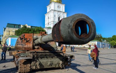 Ukrayna 'nın başkenti Kyiv' deki Aziz Michaels Meydanı 'nda imha edilmiş Rus askeri teçhizatının sergilendiği sırada yanmış ve tahrip edilmiş kendinden itişli Msta-S Howitzer.