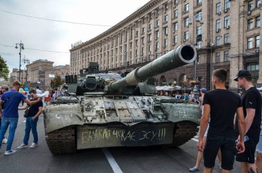 Kyiv 'deki Khreshhatyk Caddesi' nde, Ukrayna 'nın Bağımsızlık Günü arifesinde imha edilmiş Rus tanklarının geçit töreni