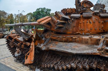 Yanan ve patlayan tank -72B, Kyiv 'deki imha edilmiş askeri araçların sergilendiği bir sergide Rus işgalcilere yapılan topçu saldırısı sonucu imha edildi. 