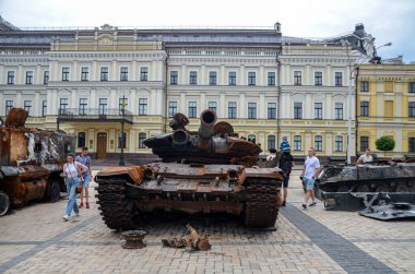 Ukrayna 'nın savaş alanlarında imha edilen Rus T-72B tankı, Kyiv' deki imha edilmiş Rus teçhizatı sergisinin bir parçası olarak görülüyor.. 