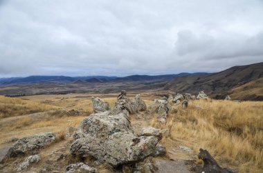 Ermeni stonehenge taşı Zorats Karer veya Carahunge, Ermenistan 'ın en bilinen ve en ilginç arkeolojik yapılarından biridir.