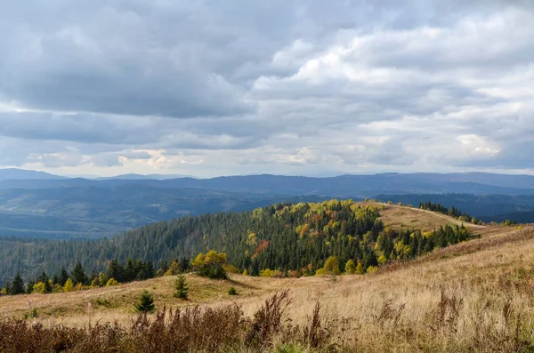 Schöne Herbstlandschaft Mit Gelben Und Roten Bäumen Hohen Bergen Und — Stockfoto