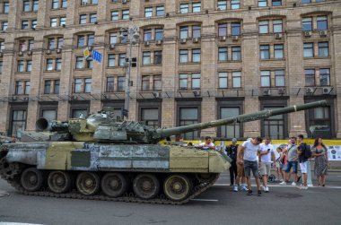 İnsanlar imha edilmiş tankların ve Rus askeri teçhizatlarının yanından geçerek Ukrayna 'nın başkenti Kyiv' in merkezindeki Khreshhatyk Caddesi 'nde fotoğraf çekiyorlar.