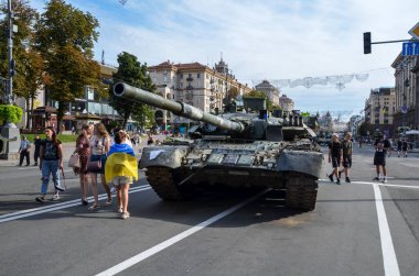 Rus tankı Ukrayna ordusu tarafından Kyiv 'deki Khreschatyk caddesinde yıkılmış Rus teçhizatı sergisinde ezildi.