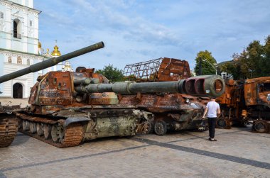 Kyiv 'deki St. Michael Meydanı' nda Rus askeri teçhizatının sergilendiği bir sergide, yanmış ve hasar görmüş bir şekilde uçan Msta-S havan topu sergisi sergilendi.