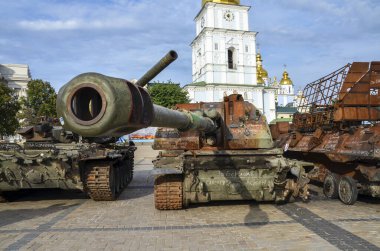 Kyiv 'deki St. Michael Meydanı' nda Rus askeri teçhizatının sergilendiği bir sergide, yanmış ve hasar görmüş bir şekilde uçan Msta-S havan topu sergisi sergilendi.