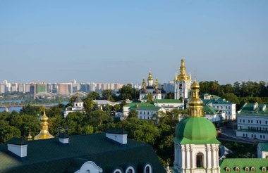 Pechersk Lavra Manastırı 'ndan Dnipro nehrinin sol kıyısında panoramik manzara. Kyiv, Ukrayna