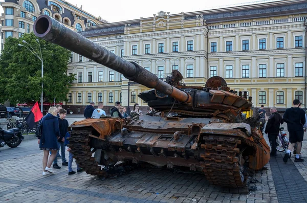 Yanan ve patlayan tank -72B, Kyiv 'deki imha edilmiş askeri araçların sergilendiği bir sergide Rus işgalcilere yapılan topçu saldırısı sonucu imha edildi. 