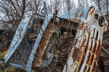 Birkaç eski Sovyet hurdaya dönmüş arabaları hurdaya çevirmişler.