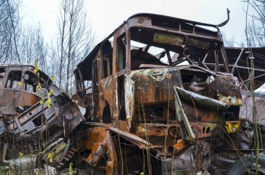 Birkaç eski Sovyet hurdaya dönmüş arabaları hurdaya çevirmişler.