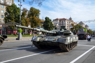 Yanmış ve hasar görmüş Rus tankı, Khreshhatyk caddesinin ortasına park edilmiş, Kyiv 'deki sergi sırasında.