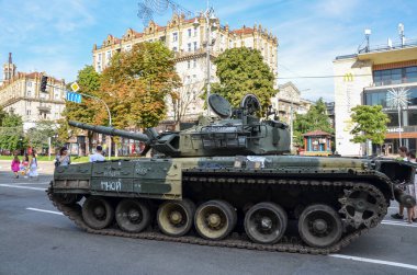 Ukrayna 'nın başkenti Kyiv' in ana caddesi olan Khreshhatyk 'te Rus askeri tankı Ukrayna kuvvetleri tarafından yok edildi.