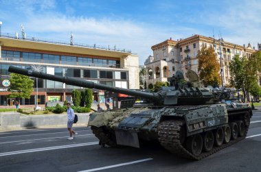 Ukrayna 'nın başkenti Kyiv' in ana caddesi olan Khreshhatyk 'te Rus askeri tankı Ukrayna kuvvetleri tarafından yok edildi.