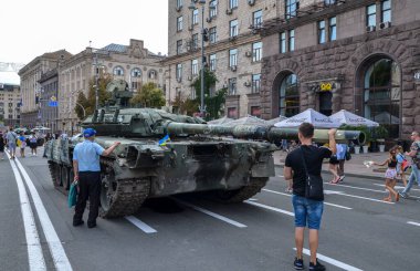 Yanmış ve hasar görmüş Rus tankı, Khreshhatyk caddesinin ortasına park edilmiş, Kyiv 'deki sergi sırasında.