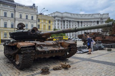Kyiv 'in merkezindeki imha edilmiş Rus zırhlı araçları sergisinde yanmış T-72B tankı.