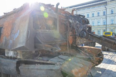 Ukrayna 'nın başkenti Kyiv' deki Aziz Michaels Meydanı 'nda imha edilmiş Rus askeri teçhizatının sergilendiği sırada yanmış ve tahrip edilmiş kendinden itişli Msta-S Howitzer.