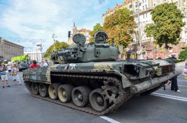 Ukrayna Bağımsızlık Günü 'nden önceki sergi sırasında Khreshchatyk' in ana caddesi olan Khreshhatyk 'te yıkılmış ve paslanmış Rus tankları.
