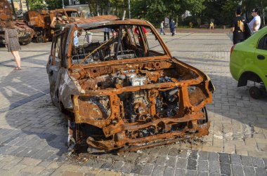 Rus işgalcilerin bombardımanı sonucu yanmış araba yok edildi. Ukrayna 'da Savaş