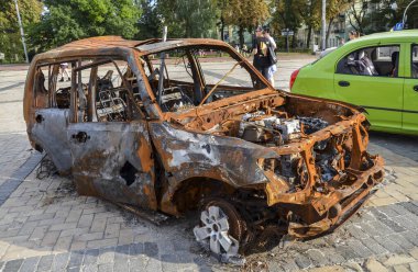 Rus işgalcilerin bombardımanı sonucu yanmış araba yok edildi. Ukrayna 'da Savaş
