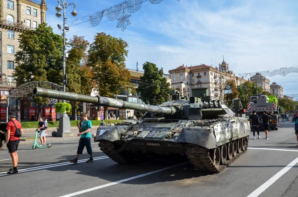 stock image Broken down and rusting russian tanks in Khreshchatyk, the main street of Kyiv during exhibition before Independence Day of Ukraine