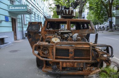 Ukrayna 'daki savaş sırasında Rus işgalcilerin zırhlı aracı Tigr-M yok edildi.