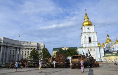 Yok edilen Rus askeri araçları, Kyiv şehir merkezindeki Bağımsızlık Günü kutlamalarının bir parçası olarak görülüyor.