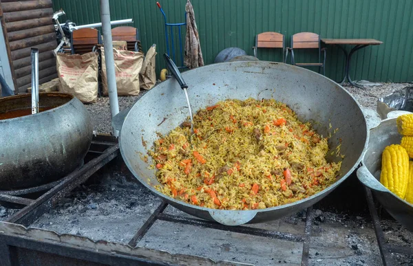 Pilaf Pirinç Dökme Demir Bir Kazanda Havuç Açık Mutfak Yemek — Stok fotoğraf