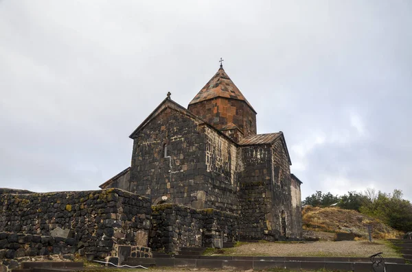 Monasterio Medieval Ortodoxo Sevanavank Situado Orilla Del Lago Sevan Armenia —  Fotos de Stock