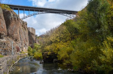 Arpa Nehri Kanyonu 'nun üzerindeki kayalık geçidin üzerindeki metal köprü. Kaplıca beldesi Jermuk, Ermenistan.