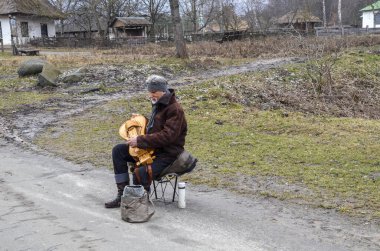 Sokaktaki müzisyen, Ukrayna halk müziği enstrümanı Liri (hurdy gurdy)