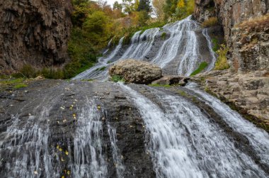 Jermuk Şelalesi 70 metre yüksekliğinde. Adı Denizkızı Saçları. Ermenistan 'ın en güzel şelalesi olarak kabul edilir.
