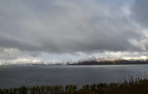 Vue Panoramique Incroyable Sur Lac Sevan Entouré Montagnes Couvertes Neige — Photo