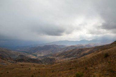 Vardenyats yüksek dağ geçidi (Selim Geçidi) Ermenistan 'ın en güzel yollarından biridir.