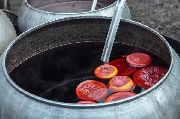 Gorące Grzane Wino Jarmarku Parzone Kotle Czerwonym Winem Cytrusami — Zdjęcie stockowe
