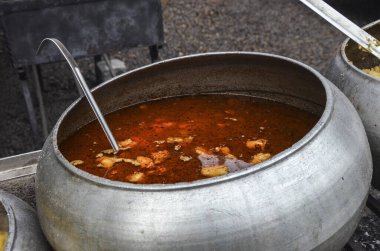 Klasik Ukrayna borsch 'u ya da pancar, sığır eti, dökme demir bir kazanda bol sebze ve fasulye.