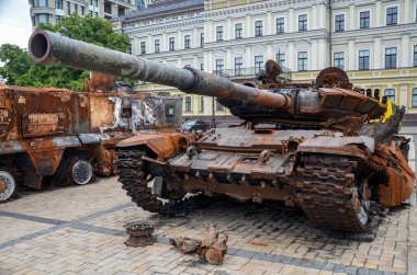 Yanan ve patlayan tank -72B, Kyiv 'deki imha edilmiş askeri araçların sergilendiği bir sergide Rus işgalcilere yapılan topçu saldırısı sonucu imha edildi. 