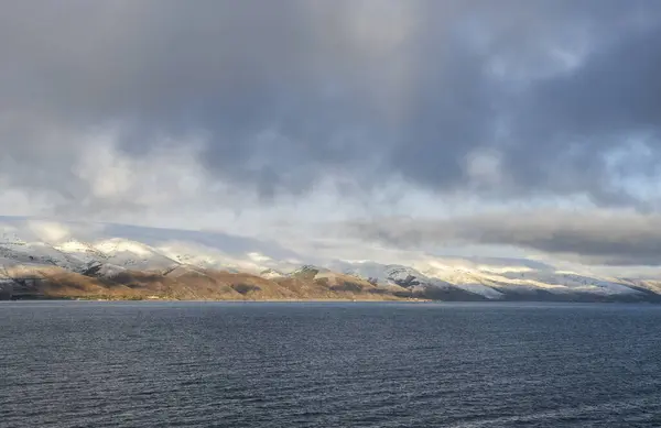 Donker Wateroppervlak Van Sevan Lake Bergketen Bedekt Met Sneeuw Wolken — Stockfoto
