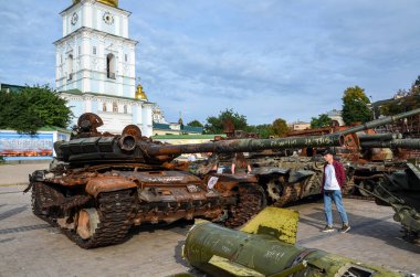 Rus askeri teçhizatı sergisi sırasında Kyiv 'de sergilenen Ukrayna kuvvetleri tarafından yakalanan tank.