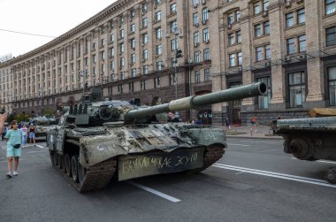 Rus askeri teçhizatının sergilendiği Khreshhatyk caddesindeki Khreshhatyk sokağında Rus işgali kuvvetlerinin imha edilmiş tankı sergilendi. Ukrayna 'da Savaş