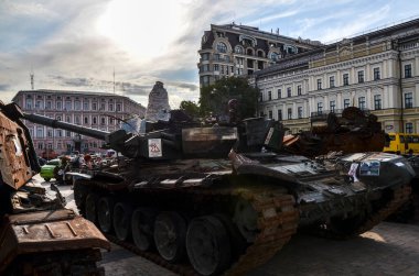 Rus askeri teçhizatı sergisi sırasında Kyiv 'de sergilenen Ukrayna kuvvetleri tarafından yakalanan tank.